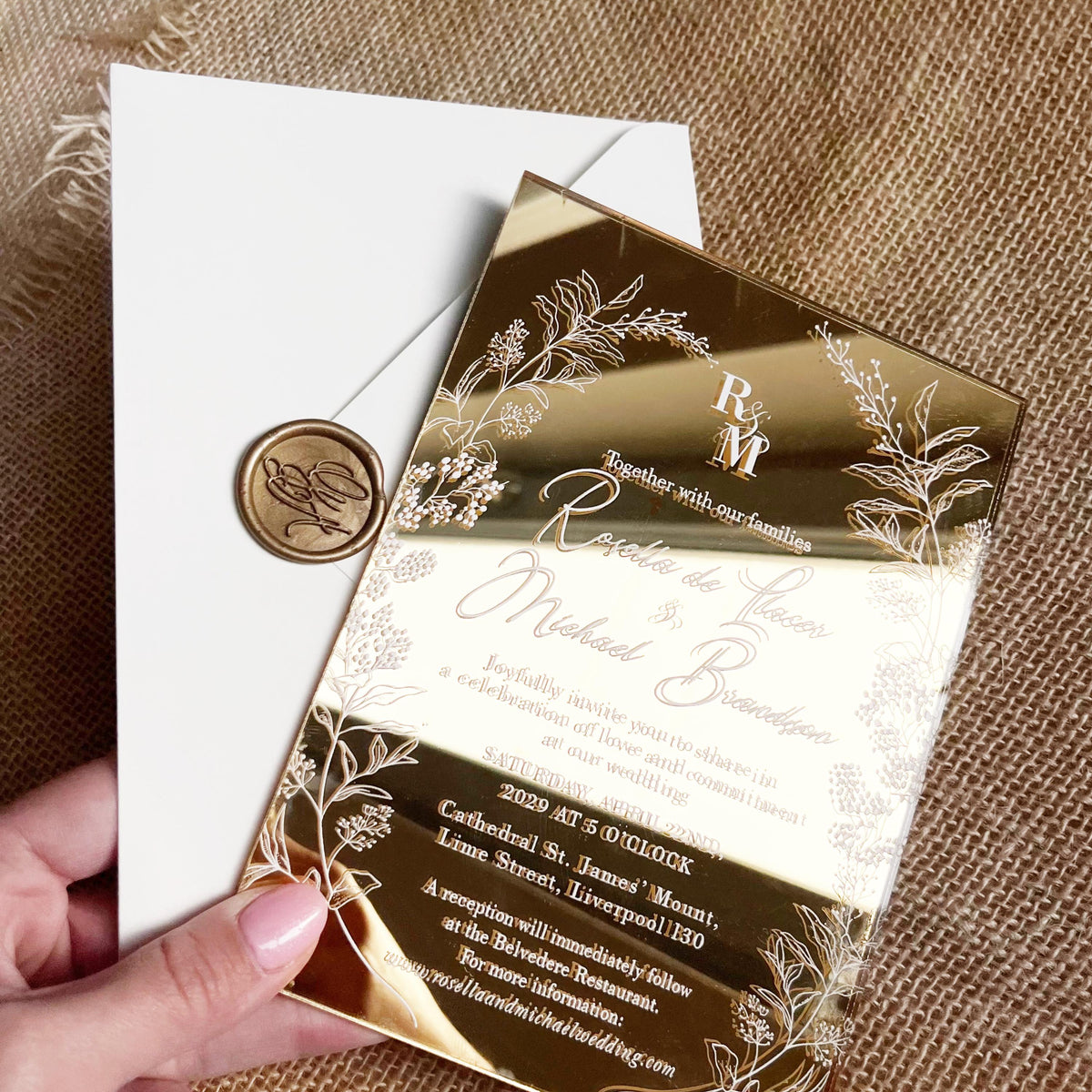 Gold Mirror Acrylic Wedding Invitation Set with Floral Design & Cream Envelopes with Wax Seal, Invitaciones de Boda