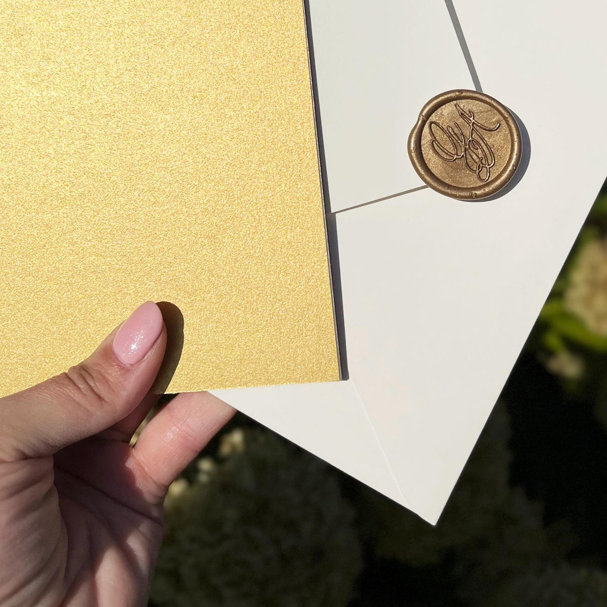 Gold Mirror Acrylic Wedding Invitation Set with Floral Design & Cream Envelopes with Wax Seal, Invitaciones de Boda