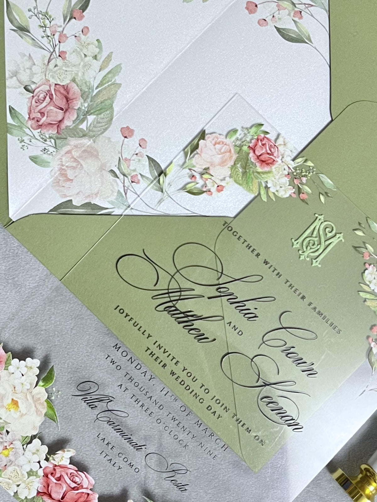 Acrylic Clear Wedding Invitation With Pink Rose and Sage Green Envelopes | Invitaciones de Boda